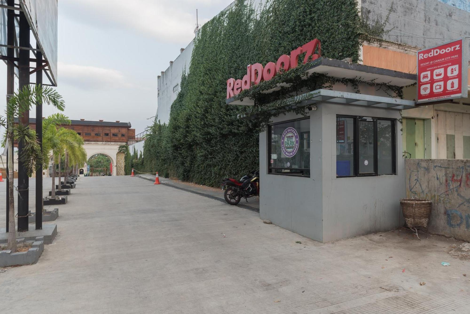 Urbanview Hotel Cianjur City Park By Reddoorz Buitenkant foto