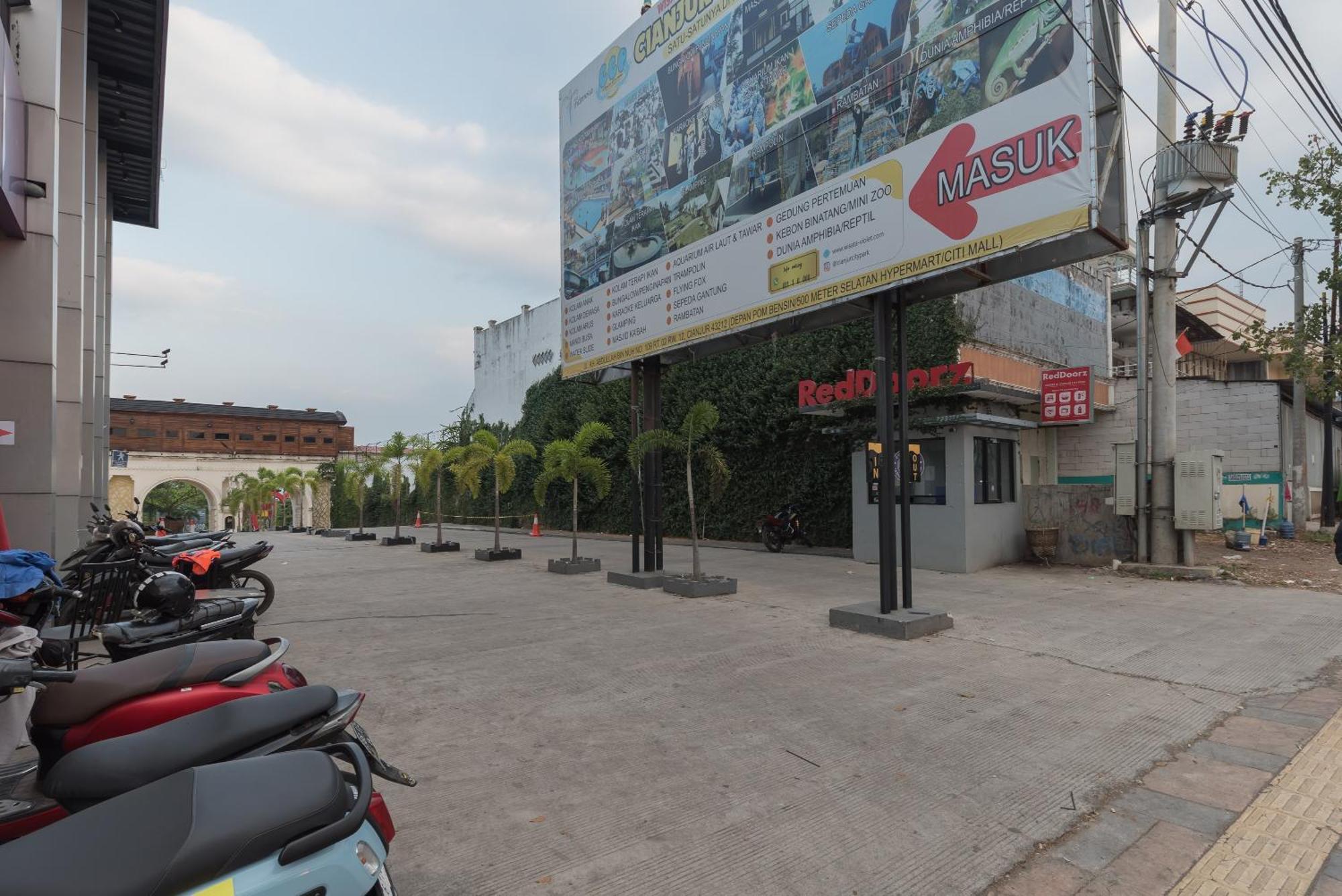 Urbanview Hotel Cianjur City Park By Reddoorz Buitenkant foto